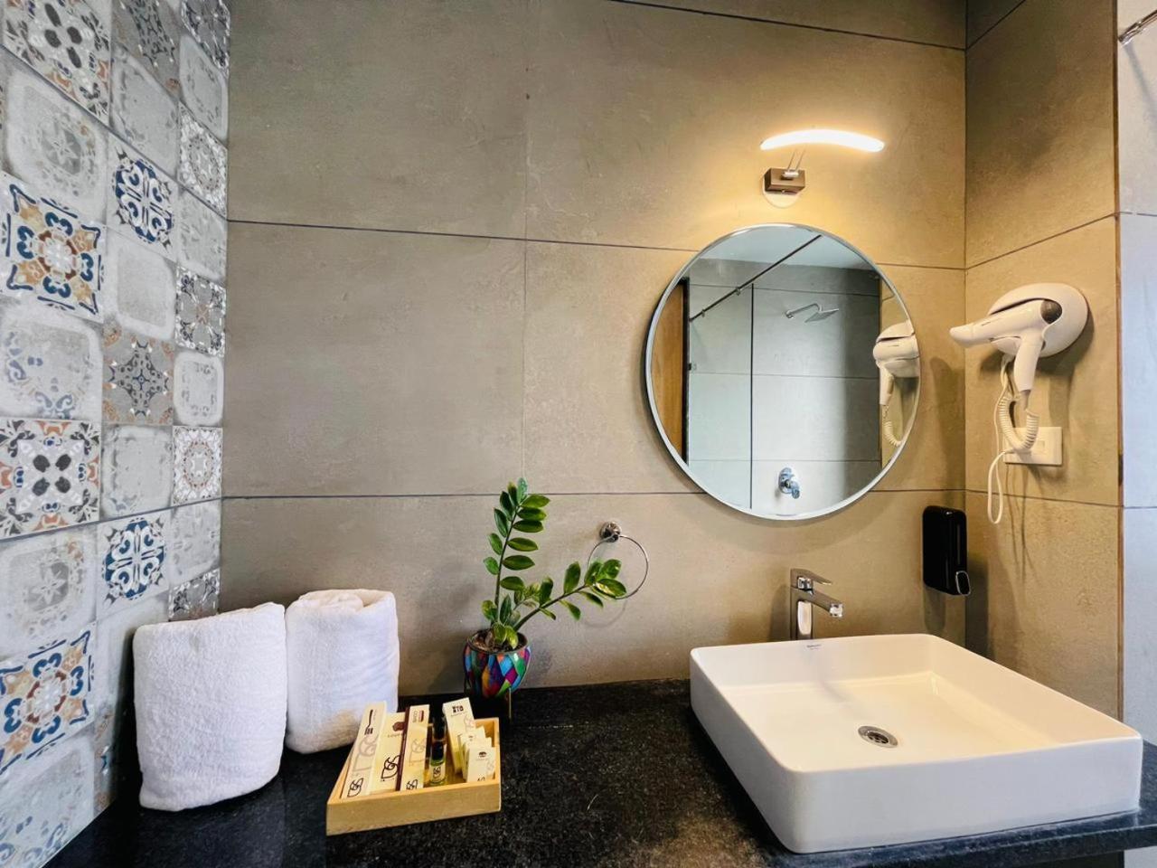 אודייפור Suramya-A Luxury Boutique Hotel מראה חיצוני תמונה